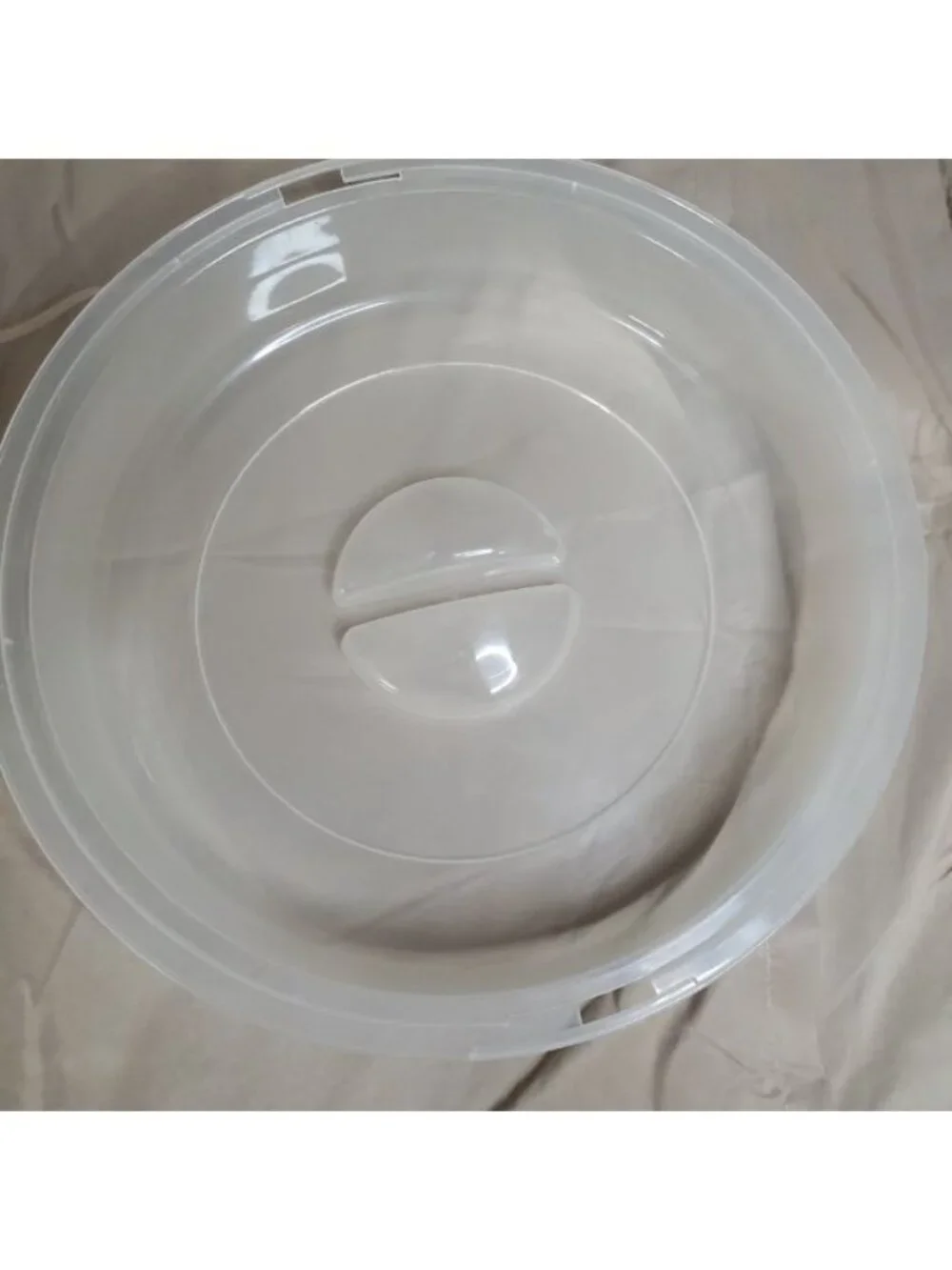 Rubbermaid Servin Saver Divided Vegetable Chip & Dip Server & Lid Beige 12” Wide